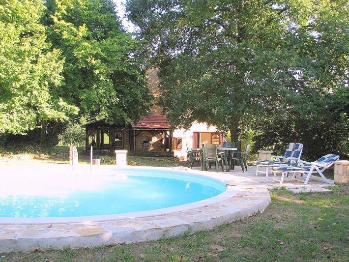 Gîte pour 5 personnes, avec terrasse et piscine ainsi que vue et jardin à Fajoles
