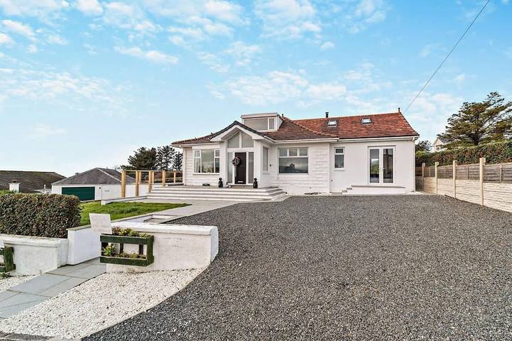Log cabin for 8 people, with hot tub and garden in Portpatrick