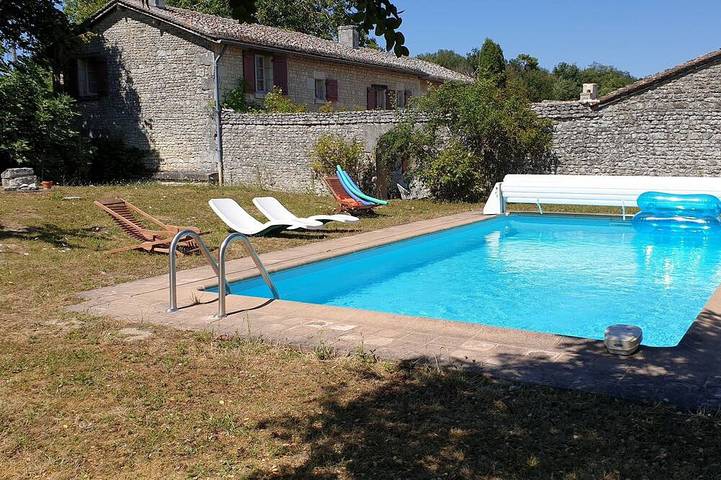 Location de vacances pour 8 personnes, avec terrasse et jardin à Luzé