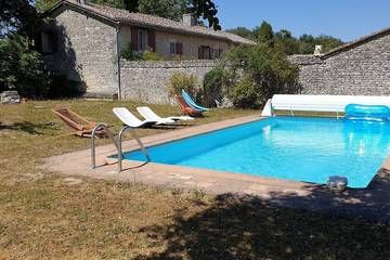 Cottage pour 8 personnes, avec terrasse et jardin à Luzé