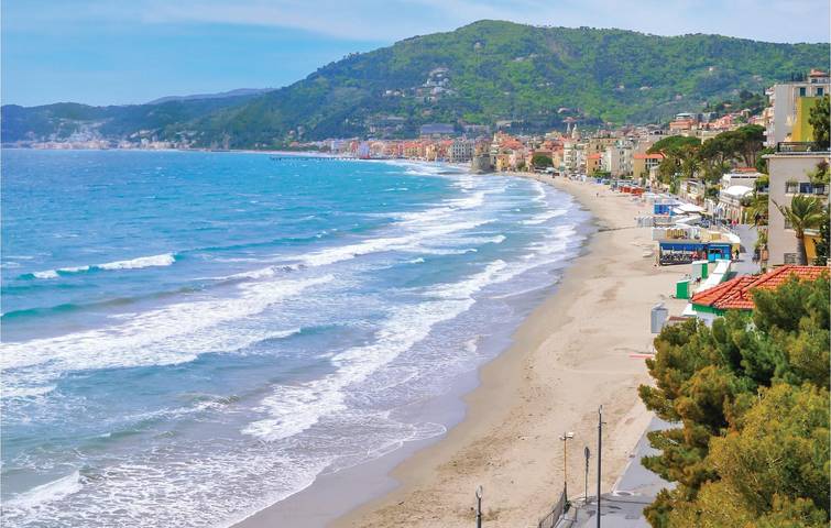 Entire holiday apartment, 800m to Beach: Apartment with A/C, Parking, Pool & WiFi in Pietra Ligure, Pietra Ligure Municipality