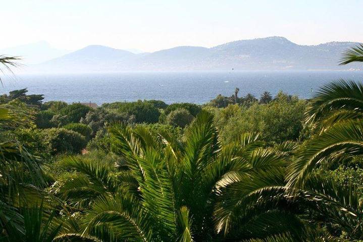 Location de vacances pour 8 personnes, avec Balcon et Terrasse ainsi que Jardin et Vue dans Plage de l'Almanarre