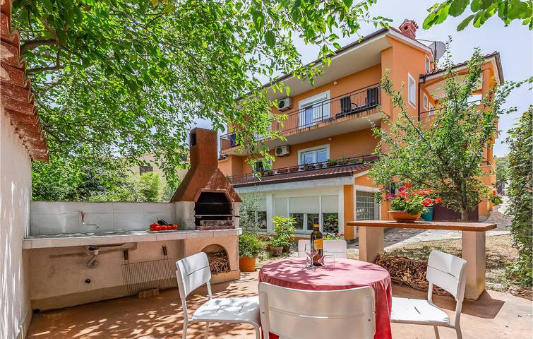 Ganze Ferienwohnung, Gemütliche Ferienwohnung 1 km vom Strand entfernt mit Terrasse, Parkplatz und WLAN in Banjole, Südküste Istrien