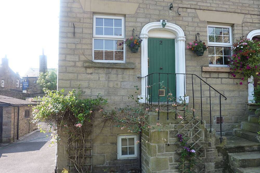 Honeysuckle Cottage, 2 bed, sleeps 3, family-friendly and pet-friendly in Derbyshire