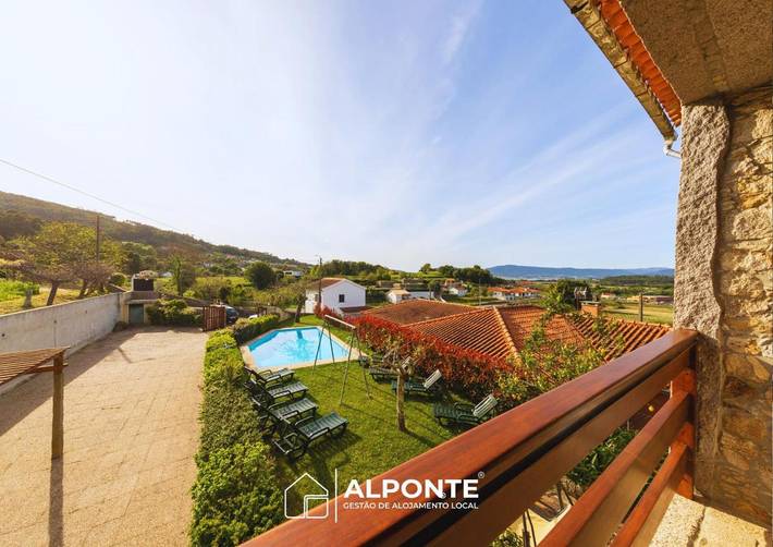 Location de vacances pour 12 personnes, avec jardin ainsi que piscine et vue dans Venade