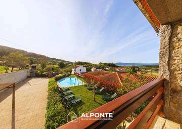 Location de vacances pour 12 personnes, avec vue ainsi que piscine et jardin dans Venade