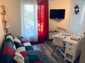 Gîte pour 2 personnes, avec terrasse et jardin à Mijoux