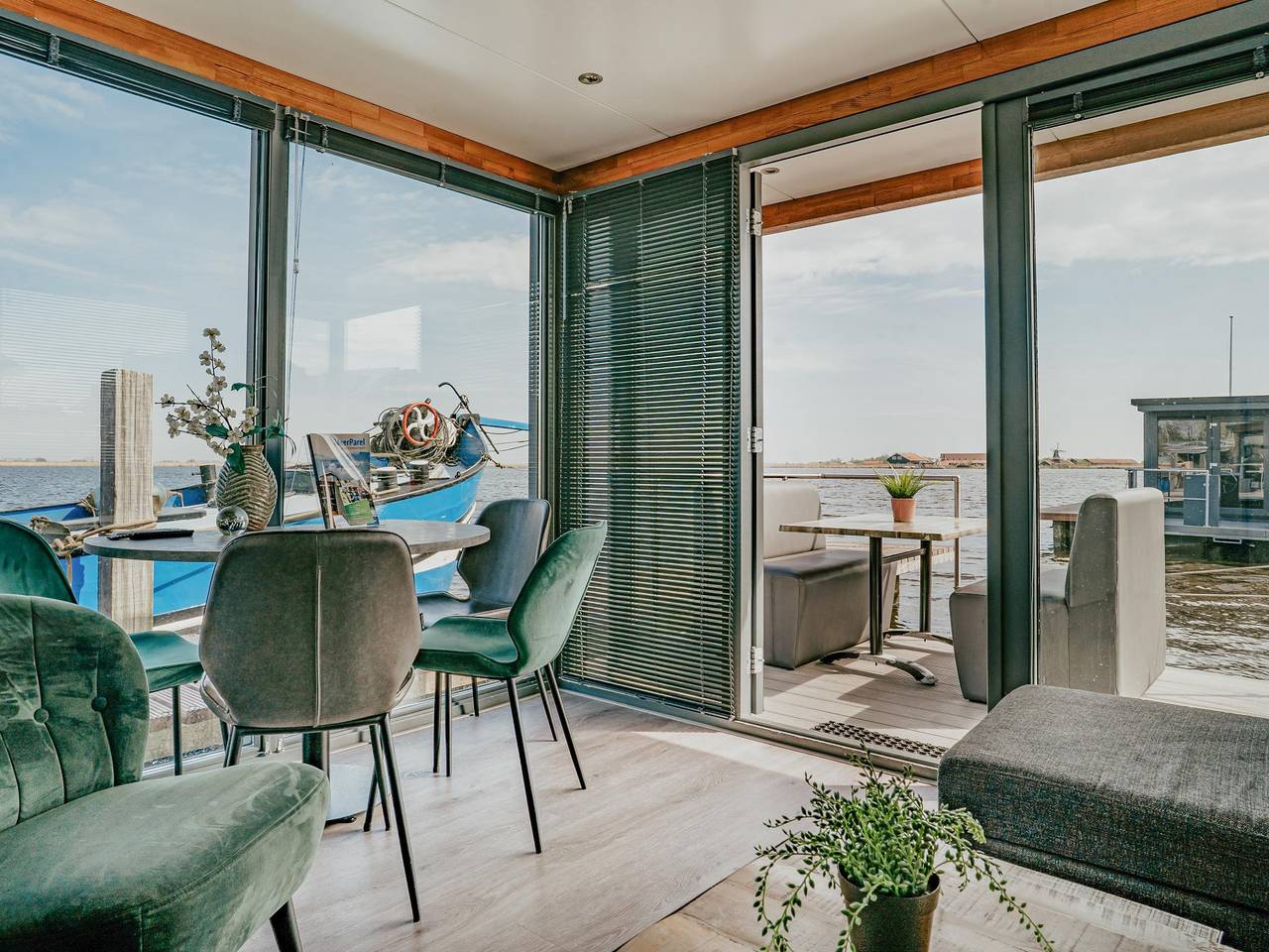 Schönes Hausboot mit Terrasse auf dem Wasser
 in Uitgeest, Noord-Holland - Nordseeküste