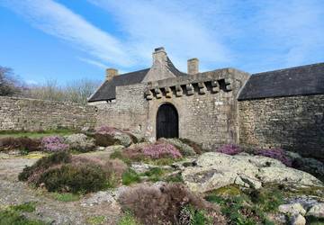 Gîte pour 2 personnes, avec jardin et jacuzzi à Plourin