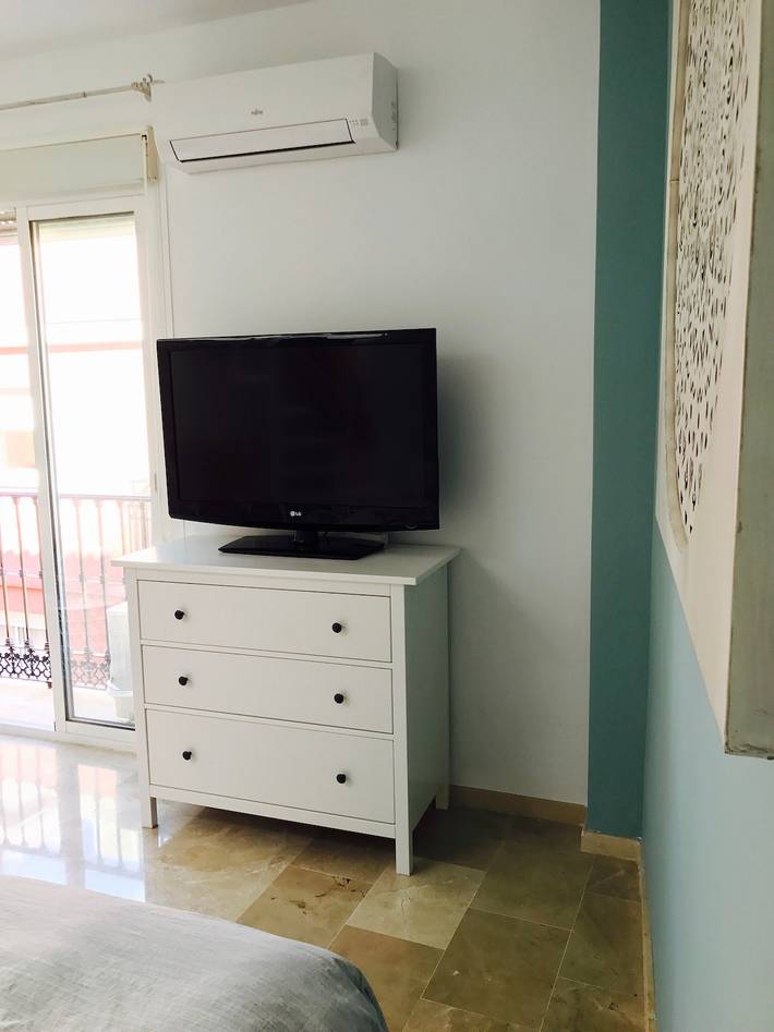 Entire studio, Studio Apartment 'The Black Rose Rooftop Malaga City' with Private Terrace, Wi-Fi and Air Conditioning in Málaga Central District, Malaga