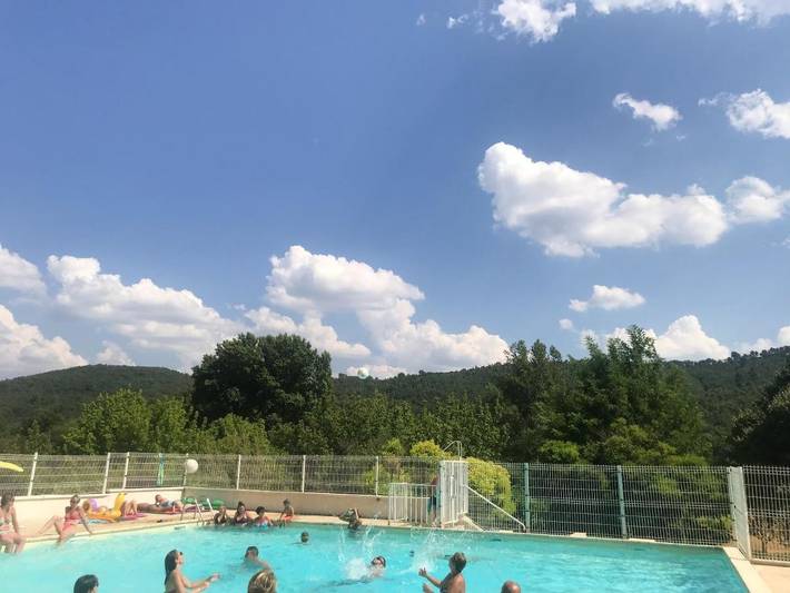 Location de vacances pour 4 personnes, avec terrasse ainsi que piscine et jardin à Saint-Martin-de-Brômes