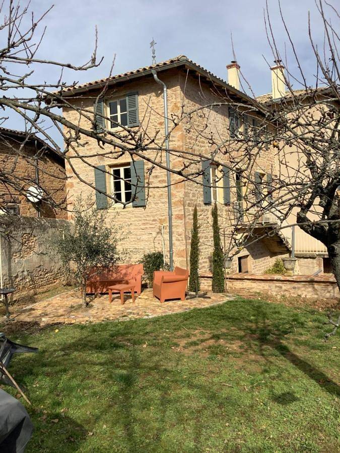 Location de vacances pour 4 personnes, avec jardin ainsi que vue et piscine, animaux acceptés à Saint-Julien (Rhône)