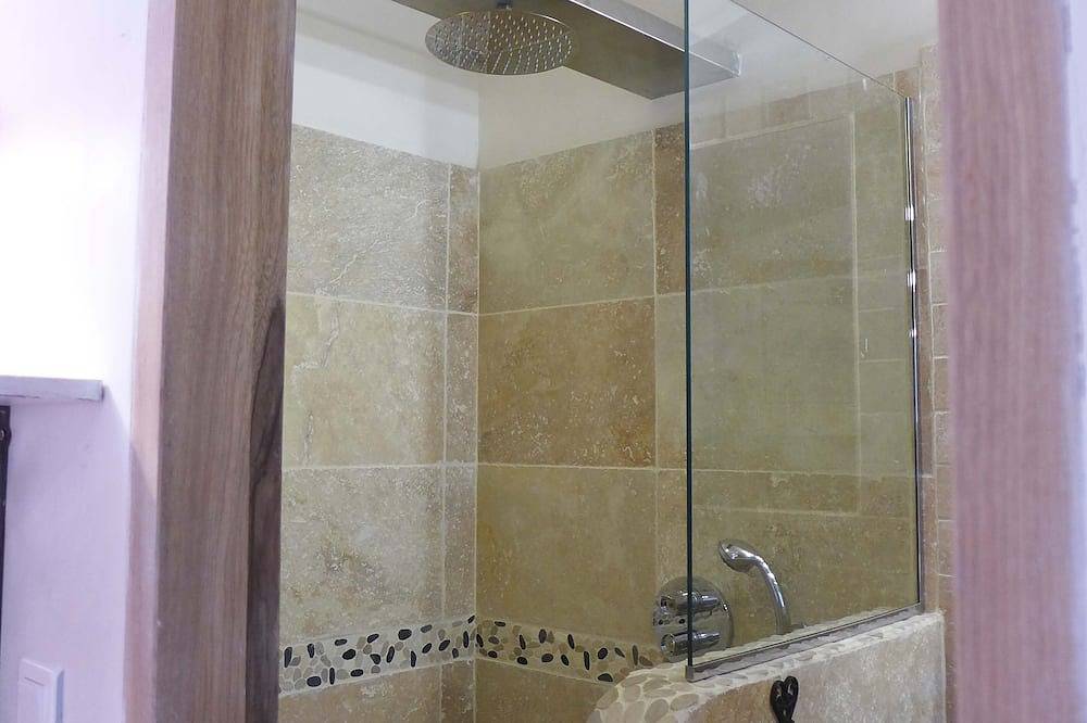 Ganze Wohnung, Künstlerhaus 3 Sterne 17. mit herrlichem Blick in Roussillon in Roussillon, Regionaler Naturpark Luberon