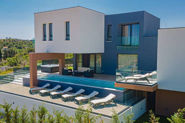 Villa für 8 Personen, mit Whirlpool und Balkon sowie Garten - 1