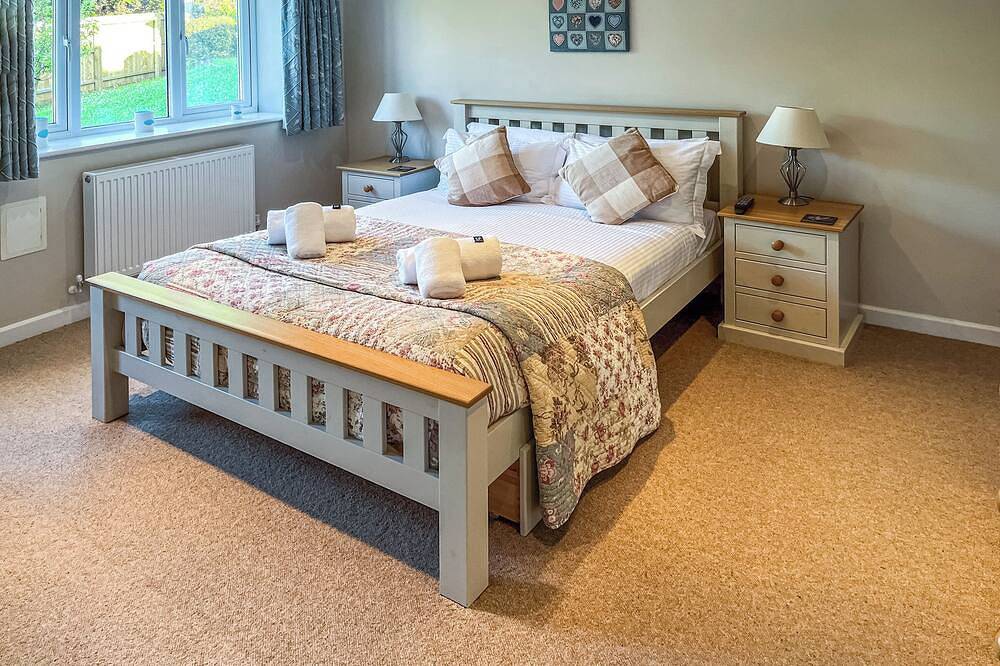 Located within a mile of Bideford Quay and 4 miles from Westward Ho. in Bideford, Devon