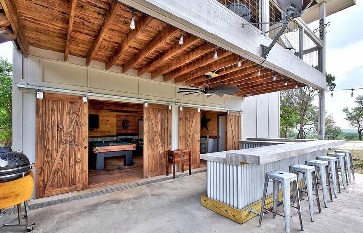 Vacation rental for 24 people, with yard and hot tub as well as sauna, with pets in Wimberley