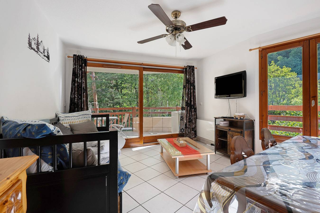 Entire apartment, “Bel Appartement Au Calme” with Balcony and Wi-Fi in Aigueblanche, Savoie