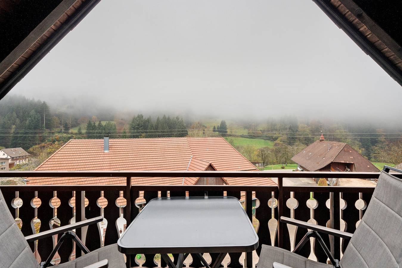 Ganze Wohnung, Ferienwohnung Rose Mit Balkon" mit Gemeinschaftsgarten, Balkon und Wi-Fi in Elzach, Mittlerer Schwarzwald