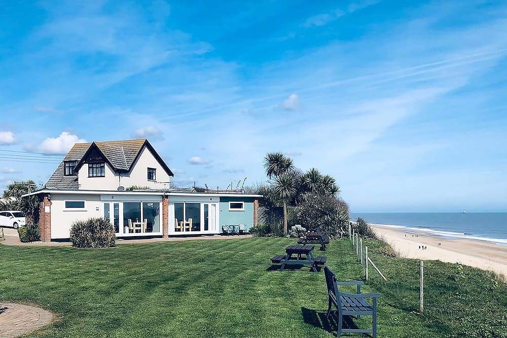 Contemporary Barton seaside chalet overlooking sandy beach, stunning sea views! in California (Great Yarmouth), Great Yarmouth