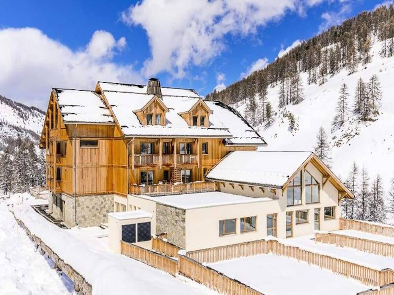 Entire apartment, Chalet in Vars with Ski-In Ski-Out Access in Vars, Briançon region