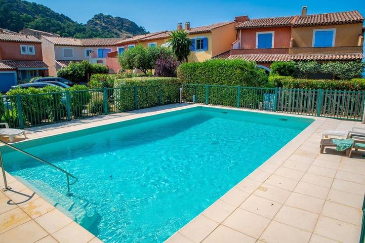 Appartement de vacances pour 4 personnes, avec vue ainsi que terrasse et piscine