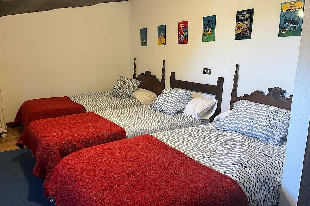 Impressive 18th century farmhouse from Montañes. in Entrambasaguas, Cantabrian Coast