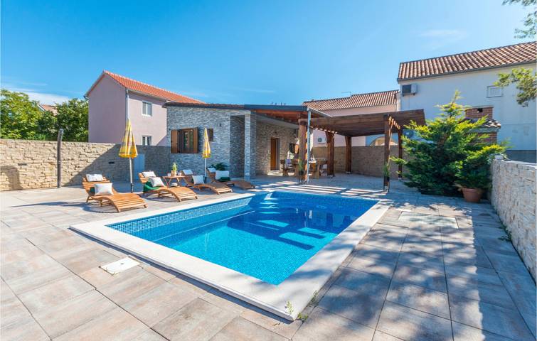 Ferienhaus für 4 Personen, mit Pool und Terrasse in Zadar