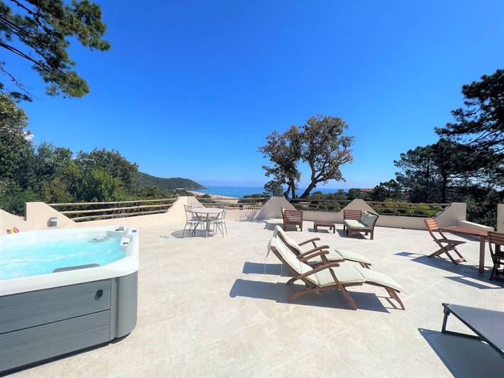 Villa pour 6 personnes, avec terrasse ainsi que jacuzzi et jardin