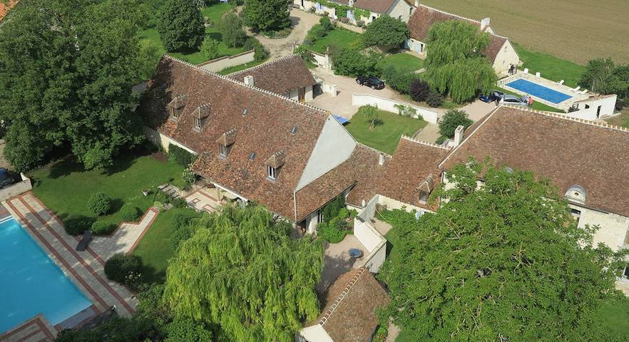Gîte pour 15 personnes, avec piscine ainsi que jardin et terrasse dans Saint-Amand-Montrond - 2