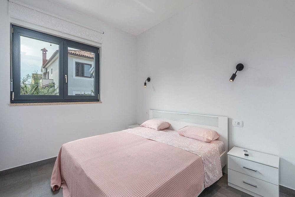 Villa in Novigrad with Private Pool and Beach in Novigrad, Umag Region