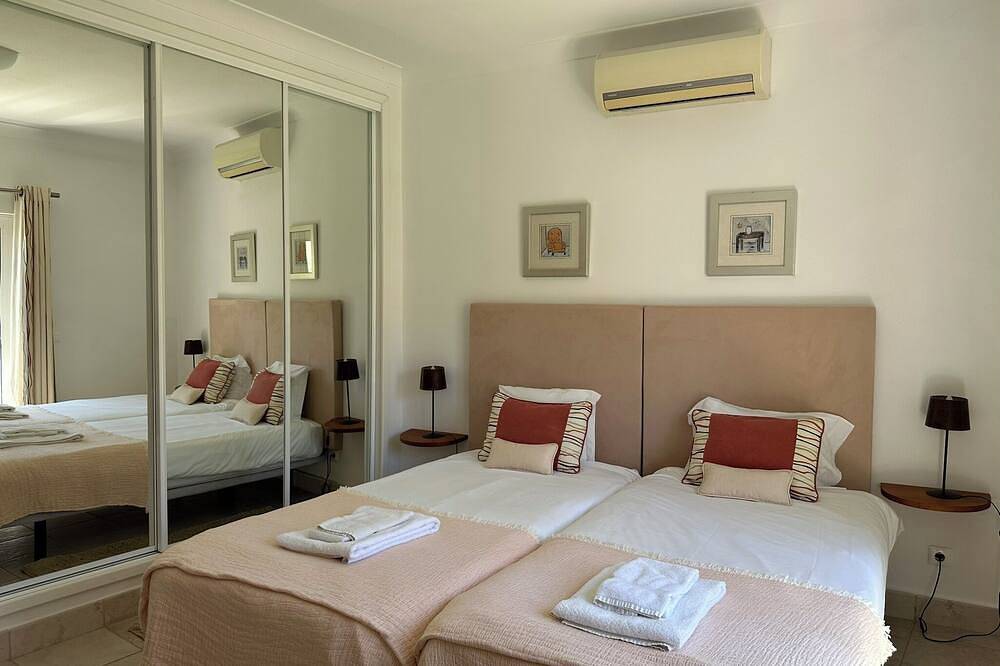 Deluxe Golf Townhouse Nur 5 Minuten vom Strand entfernt in Budens, Faro Distrikt