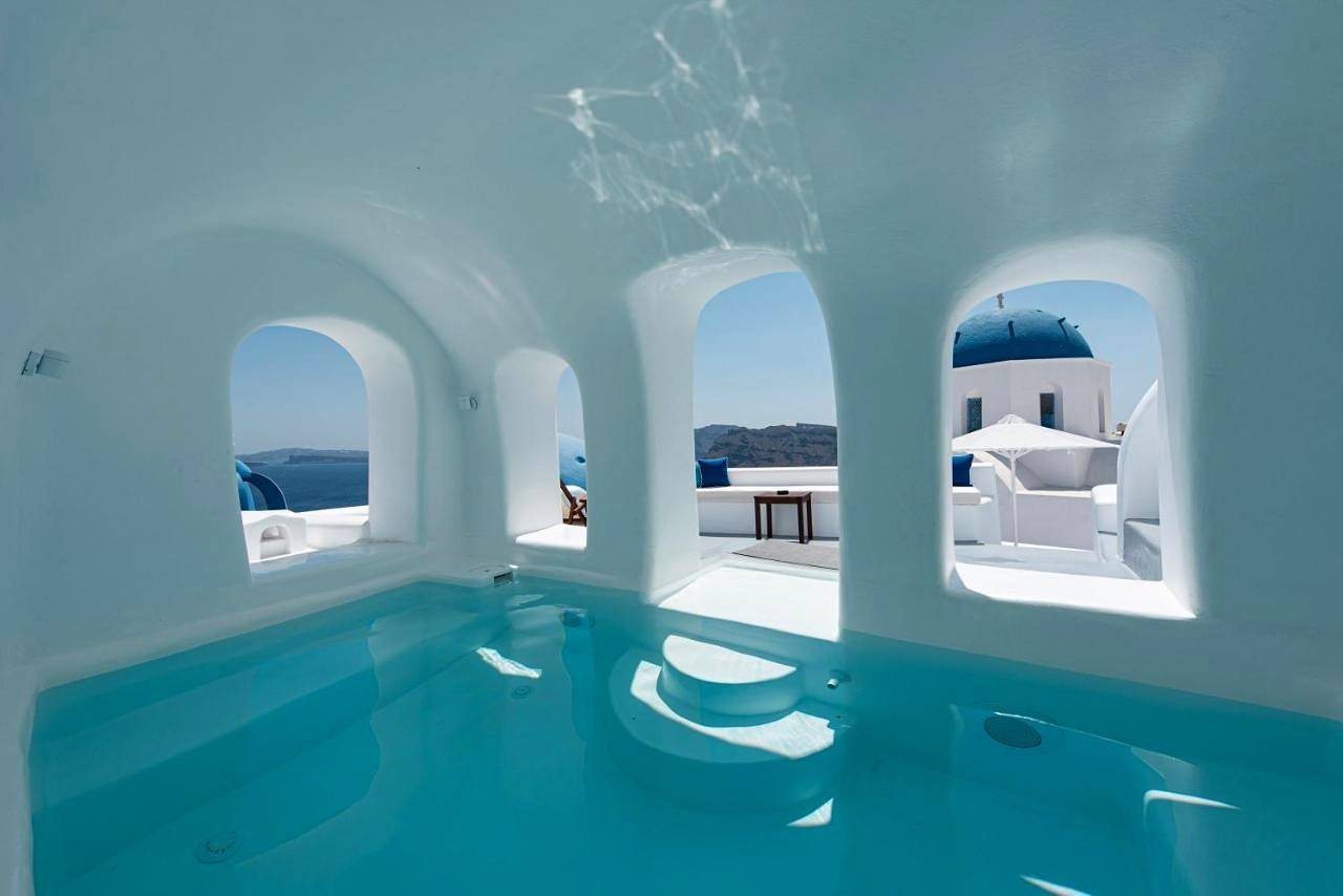 Suite with Balcony and Blue Domes View in Ormos Ammoudiou, Oia