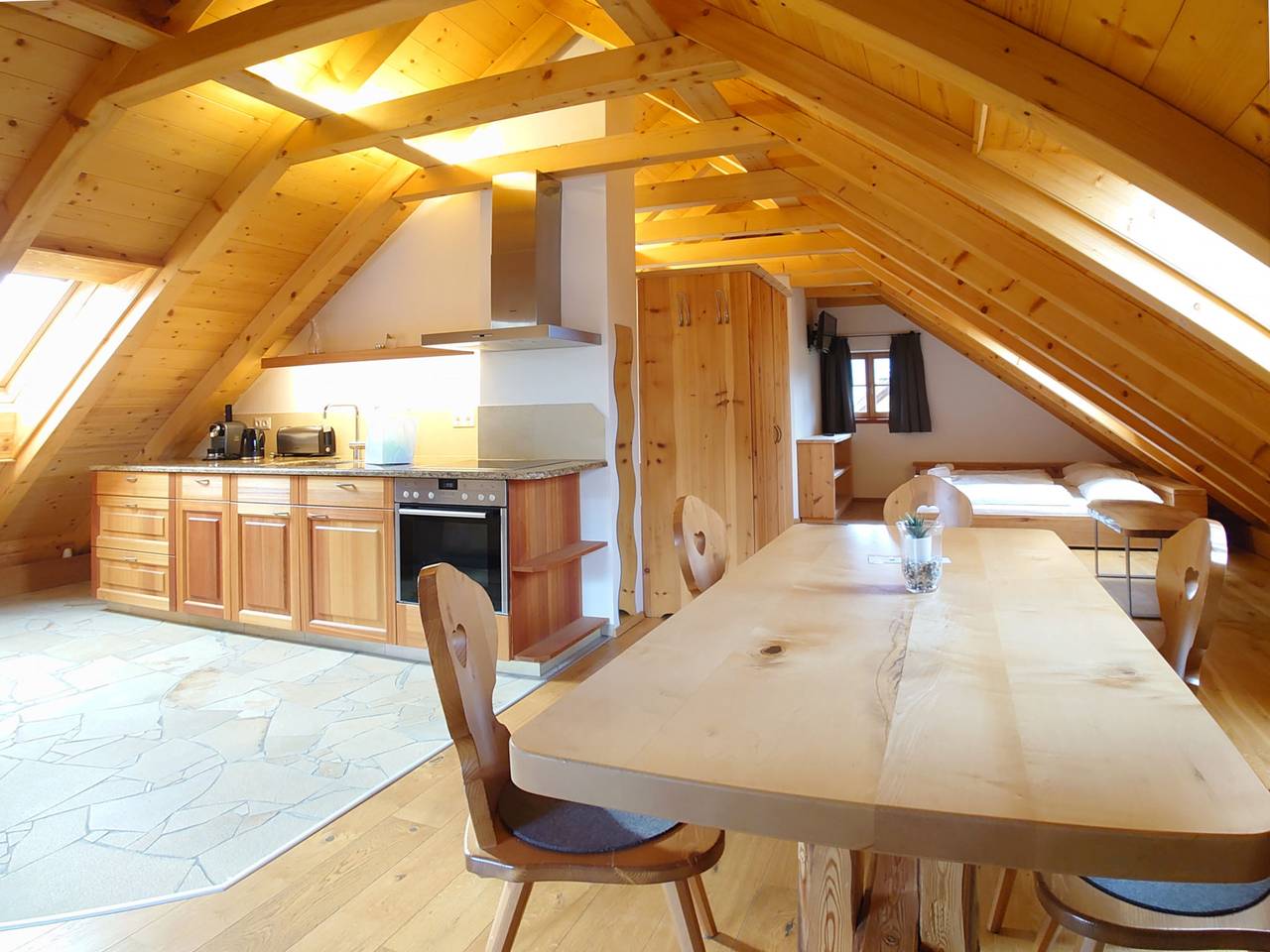 Ganze Wohnung, Charmante Ferienwohnung mit Balkon, Parkplatz und WLAN in der Nähe von Mariapfarr in Pichl (Mariapfarr), Mariapfarr