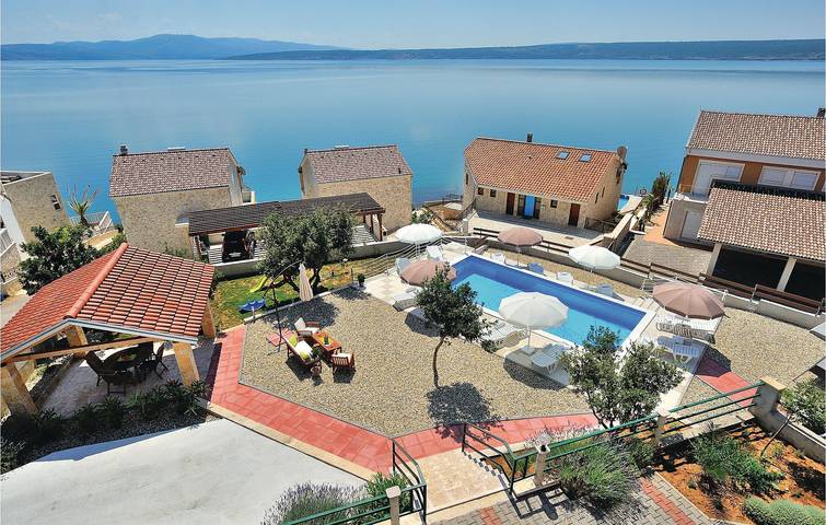 Ganze Ferienwohnung, Gemütliches Apartment mit Pool, Terrasse & WiFi, 2km zum Strand in Novigradsko More, Zadar