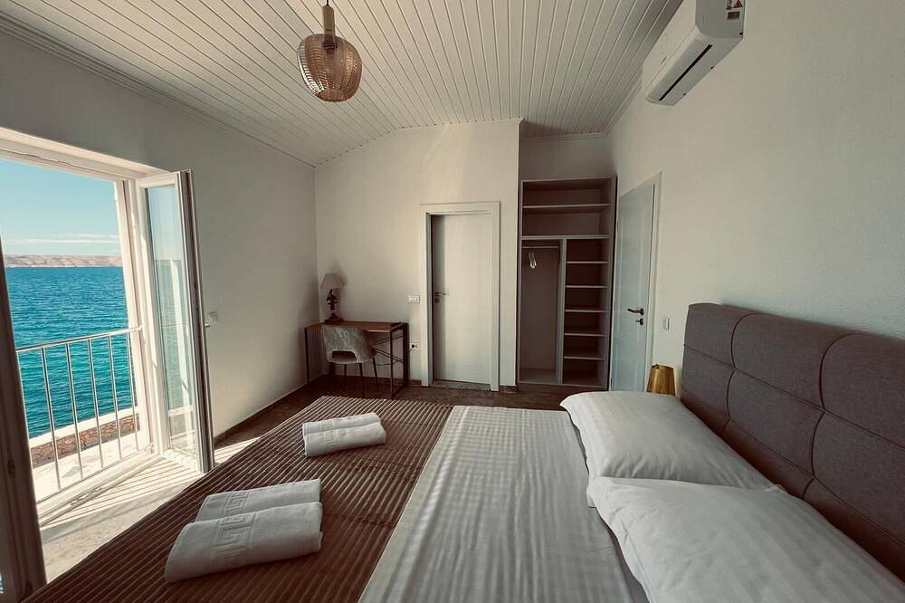 Vacation home Alessandro with whirlpool, directly by the sea in Lukovo Šugarje, Velebit Nature Park