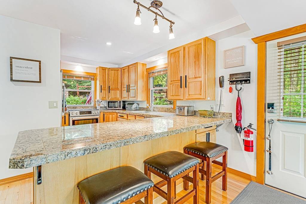 Dog-Friendly Wooded Chalet w/ Fast Wifi, a Private Hot Tub & Furnished Decks in Beech Mountain, Watauga County