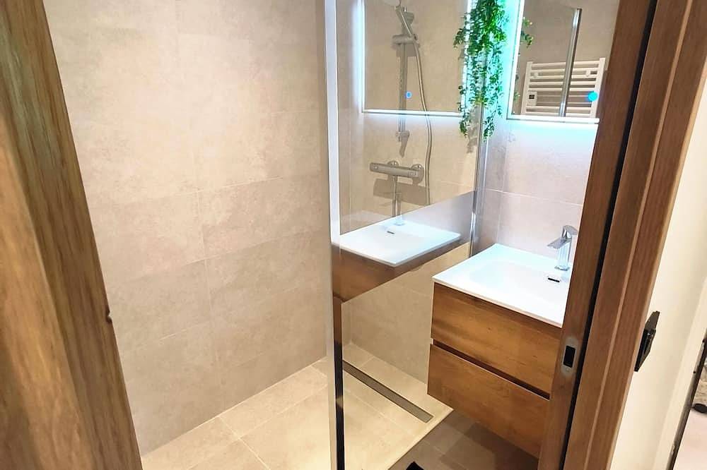 Elegant suite near Lake Bourget, sleeps 6, 8-minute walk from the lake, garden, and parking in Aix-les-Bains, Chambéry und Umgebung