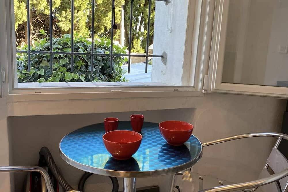 Entire apartment, Studio de Plan Pied in Châteauneuf-Grasse, Cannes region