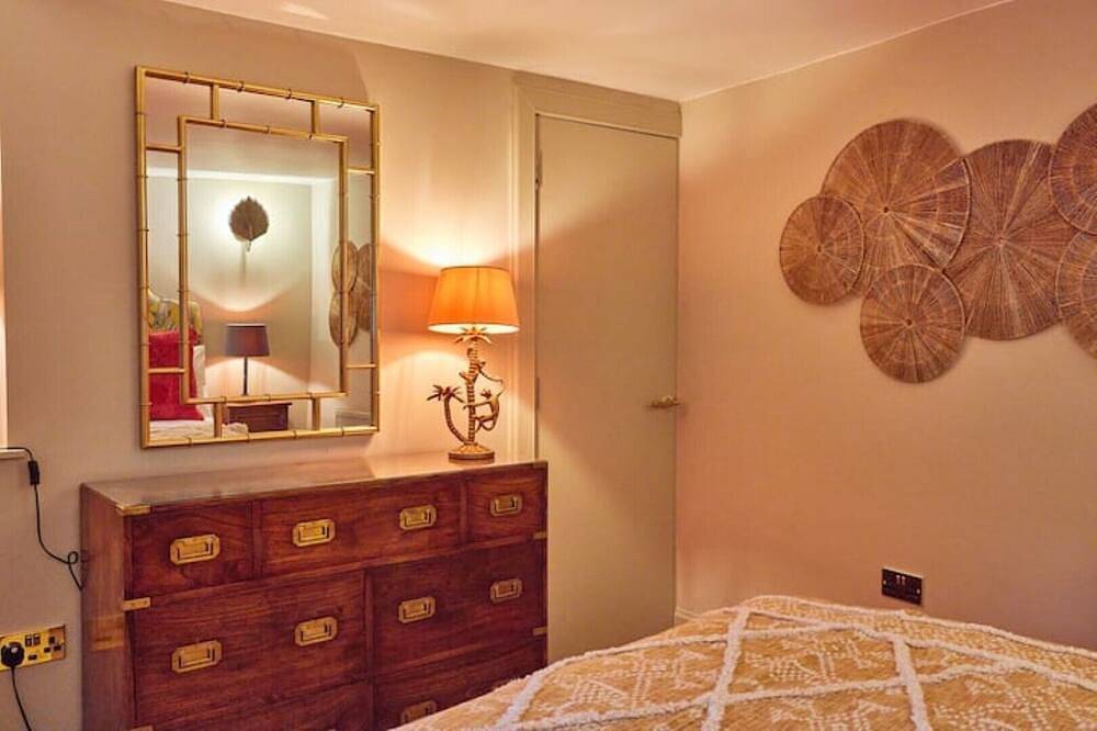 Cinnabar: Romantic Hideaway on Historic Walls in Berwick-upon-Tweed, Northumberland