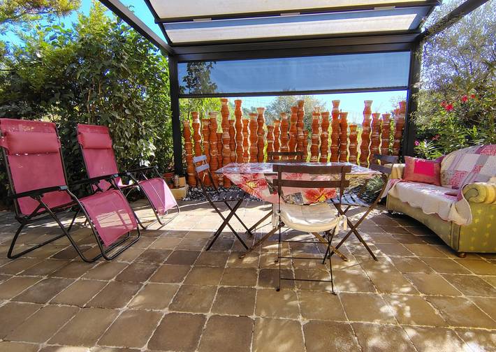 Gîte pour 2 personnes, avec terrasse ainsi que piscine et jardin, animaux acceptés