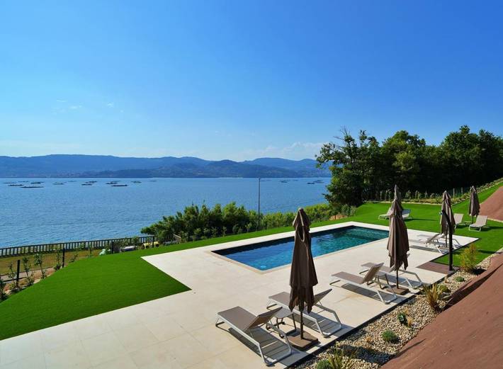 Apartahotel para 4 personas, con piscina además de vistas y terraza en Galicia