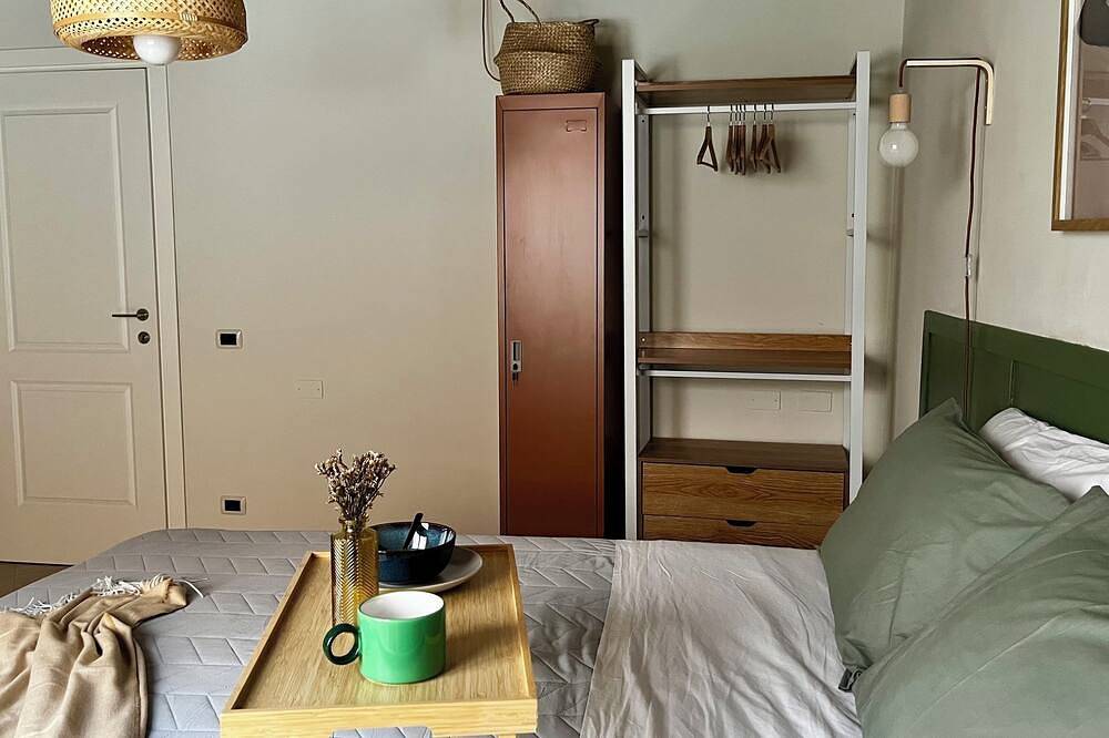 Entire apartment, Elegant Central Flat w/ Private Patio, Full Kitchen, Fastwifi, Easy Milan Access in Piacenza, Via Francigena