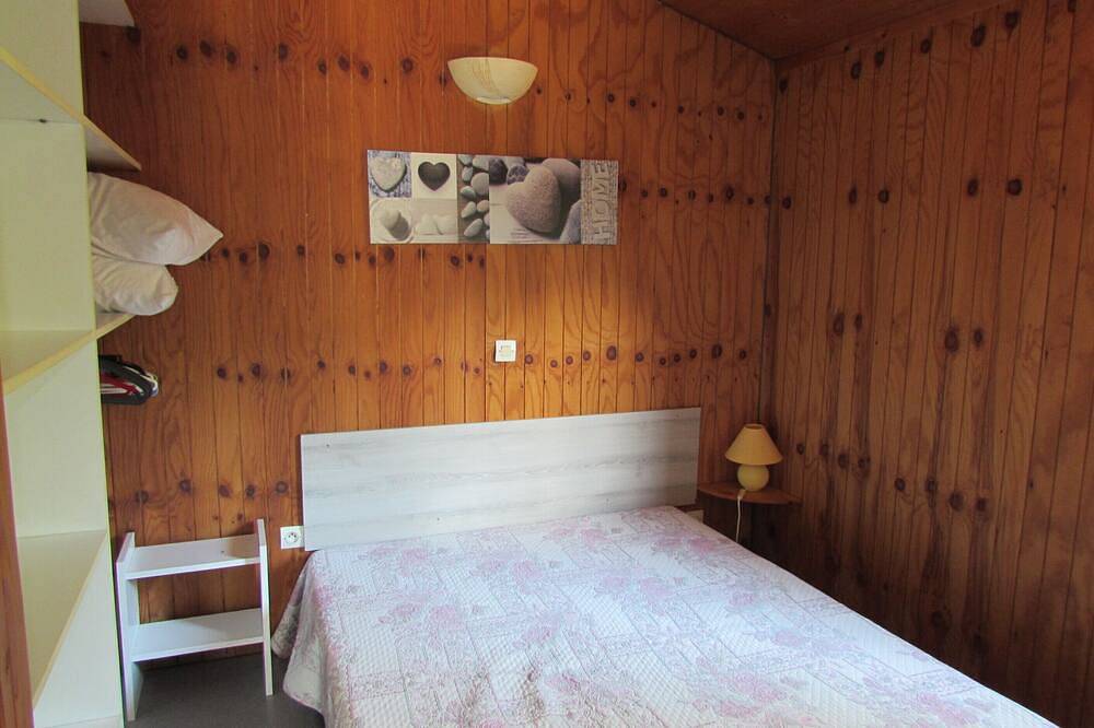 Chalets en bois dans village de gites avec terrasse, barbecue, piscine et clim in Corneilla-de-Conflent, Parc naturel régional des Pyrénées catalanes