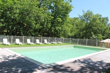 Gîte pour 6 personnes, avec piscine ainsi que jardin et vue, animaux acceptés à Valaurie