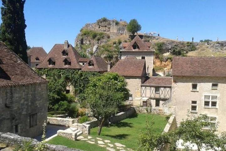 Appartement entier, Gîte au centre de St-Cirq avec jardin et vue panoramique exceptionnelle in Saint-Cirq-Lapopie, Quercy