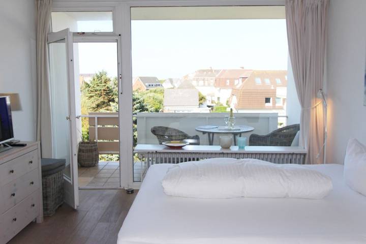 Ganze Wohnung, Hell eingerichtetes "Strandzimmer" in zentraler Lage. in Wenningstedt, Sylt