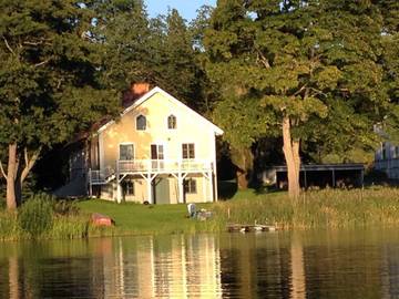 Ferienhaus für 6 Personen, mit Garten und Balkon sowie Seeblick in Östergötland