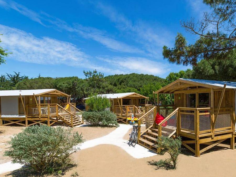 Flower Camping Le Bel Air - Chalet 5 personnes - Sweetflower Confort 43m² - 2 chambres - Tv + draps + serviettes + terrasse semi-couverte de 11m² 4/5 pers in La Flotte, Île de Ré