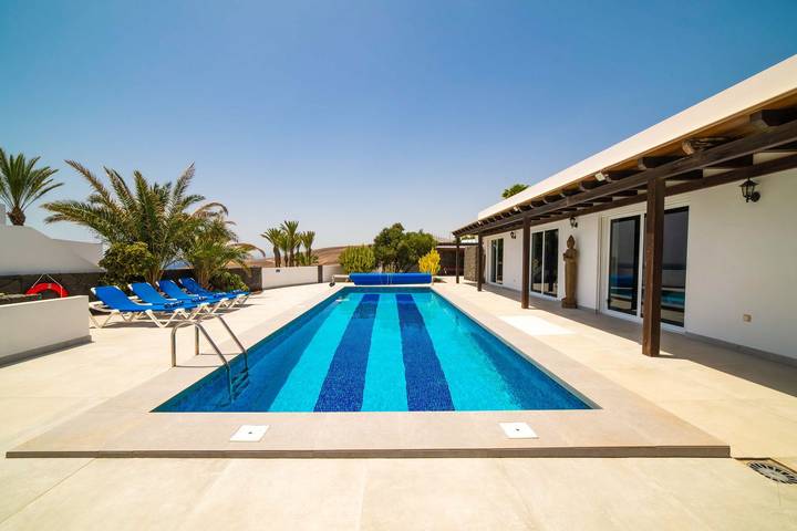 Ferienhaus für 8 Personen, mit Terrasse und Garten sowie Whirlpool in Puerto Calero Marina - 2