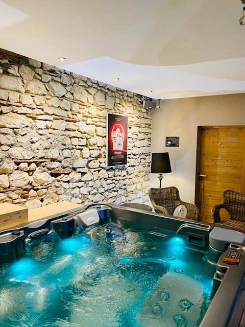 Hôtel pour 13 personnes, avec vue et sauna ainsi que piscine et jardin à Vignieu - 2